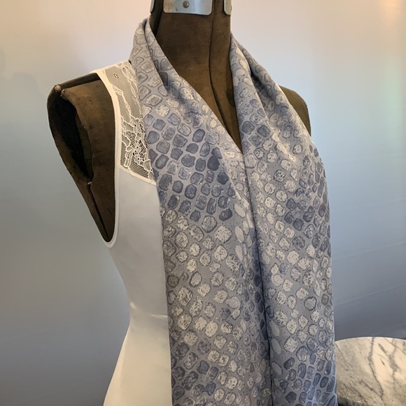 Francesca 💯 silk scarf in blueish grey hues in tiles with sexy fringe Italy made - Picture 4 of 13